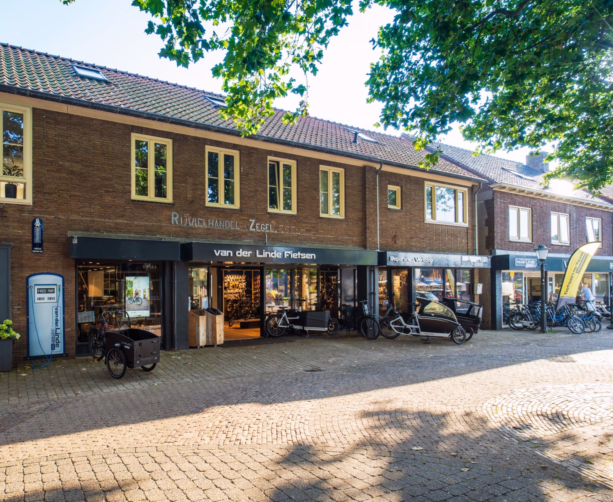 Das Geschäft von Van der Linde Fietsen Texel in der Parkstraat in Den Burg